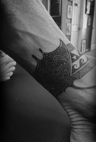 部落风格黑白鱼形装饰脚踝纹身图案