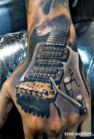 手背3D风格很酷的摇滚吉他纹身图案
