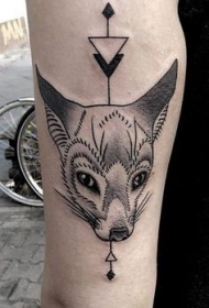手臂黑色幻想狐狸和几何饰品纹身图案