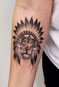 小臂美国土著式彩色小狮子纹身图案