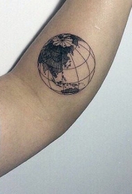 手臂简单的黑色线条地球纹身手图案