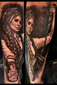 吉普赛女人肖像与蛇彩绘手臂纹身图案