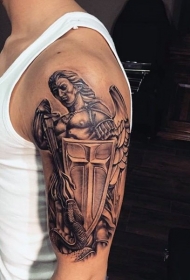 自然的黑色天使战士与蛇手臂纹身图案