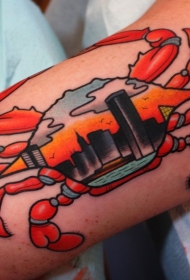 大臂彩色的螃蟹结合城市纹身图案
