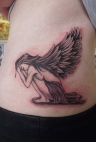 悲伤的天使女孩侧肋纹身图案