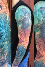 手臂巨大的五彩各种外星生物纹身图案