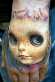 手背3D逼真的大眼娃娃纹身图案