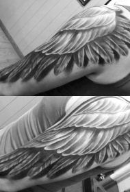 手臂3D巨大的黑色羽毛翅膀纹身图案