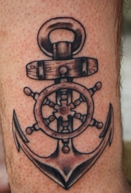 木质的船锚与船舵手臂纹身图案