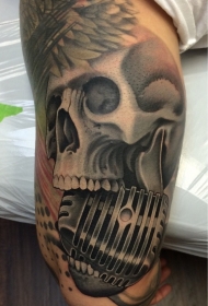手臂灰色的骷髅与麦克风纹身图案