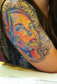 手臂惊人的七彩女生肖像纹身图案