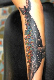 小臂抽象风格的彩色大鲸鱼纹身图案
