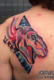 背部彩色泼墨恐龙纹身图案