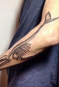 小臂惊人的黑色鲸鱼骨架纹身图案