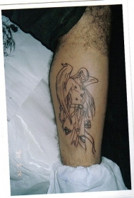 小腿黑色线条男性天使纹身图案