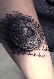 手臂非常逼真的3D时钟与字母纹身图案