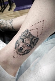 黑色点刺可爱的狼头脚踝纹身图案