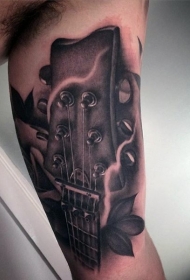 大臂非常写实的吉他纹身图案
