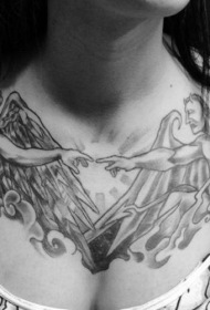 女生胸部天使和魔鬼纹身图案