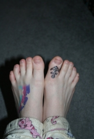 脚背和脚趾上彩色的星星船锚纹身图案