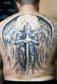背部巨大的五彩天使战士和剑纹身图案