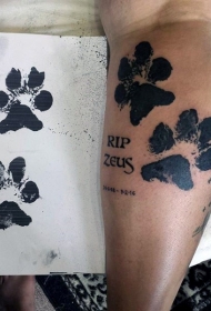 黑色的动物爪印和字母小腿纹身图案