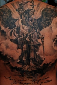 背部可怕的黑白天使战士和字母纹身图案