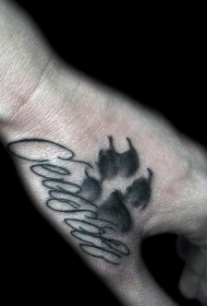 手背黑色的纪念动物爪印和字母纹身图案