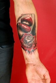 3D红色嘴唇和玫瑰手臂纹身图案