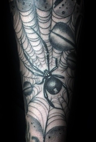 个性的黑色蜘蛛与蜘蛛网手臂纹身图案