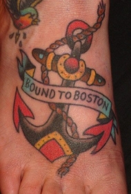 脚背彩色的波士顿船锚和字母纹身图案