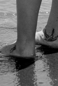 燕子脚踝纹身图案