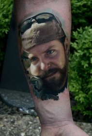 手臂彩色逼真的美国狙击手肖像纹身图案