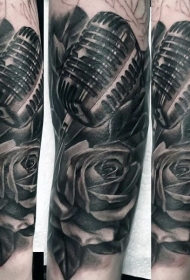 手臂3D黑白麦克风和玫瑰纹身图案