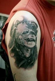 手臂戴面具的著名乐队歌手纹身图案