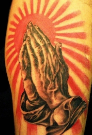 写实红色背景下的祈祷之手纹身图案