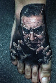 脚背3D逼真的恐怖电影怪物肖像纹身图案