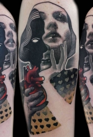 超现实主义风格的彩色心脏和女人手臂纹身图案