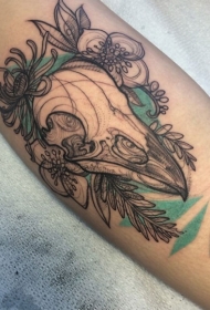 素描风格彩色鸟头骨与花朵手臂纹身图案