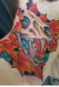 颈部可怕的动物头骨和枫叶彩色纹身图案