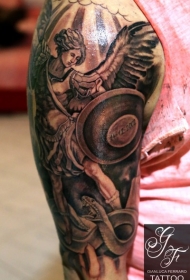 手臂令人难以置信的天使战斗蛇纹身图案