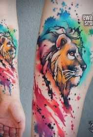 小臂欧美泼墨水彩狮子纹身图案