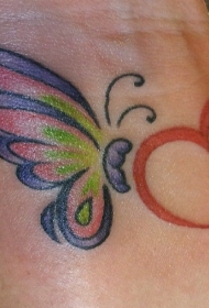 手腕可爱的蝴蝶和心形纹身图案