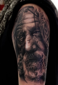 手臂黑白非常逼真的老巫师肖像纹身图案
