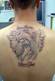 背部天使母子和字母纹身图案