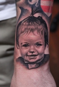 写实的美国婴儿肖像手臂纹身图案
