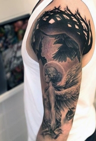 手臂天使女性战士结合乌鸦纹身图案