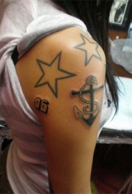 大臂黑色的星星和船锚纹身图案