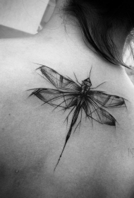 女性背部蜻蜓钢笔画风格纹身图案