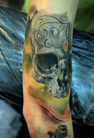 手臂逼真的彩色骷髅与装饰纹身图案